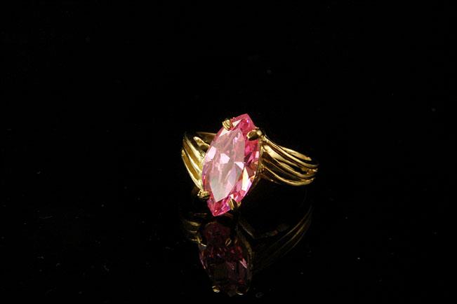 VINTAGE PINK ICE QUARTZ SPARKLY 10K YELLOW GOLD BUTTERFLY