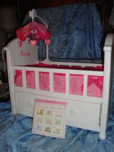 AMERICAN GIRL BITTY BABY DOLL CRIB W/ PULL OUT DRAWER BUMPER PADS ...