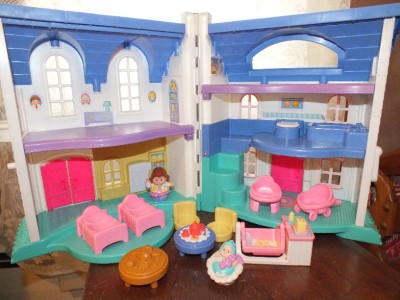 vintage fisher price dollhouse with blue roof