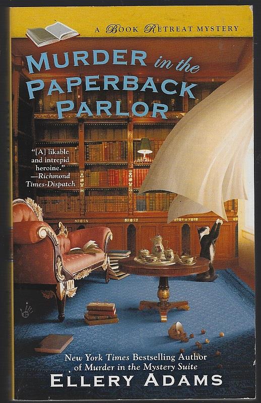 Adams, Ellery - Murder in the Paperback Parlor