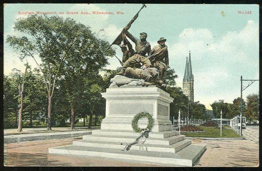 Postcard - Soldiers Monument, Grand Avenue, Milwaukee, Wisconsin