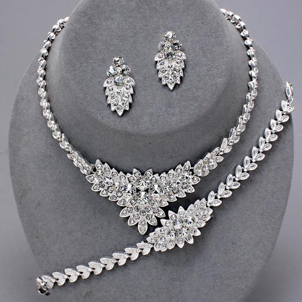 Feminine & Elegant Clear Recall Art Deco-Era Jewelry Crystal Bib ...