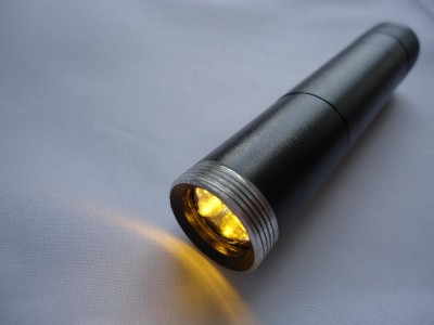 monochromatic light source for gems refractometer.