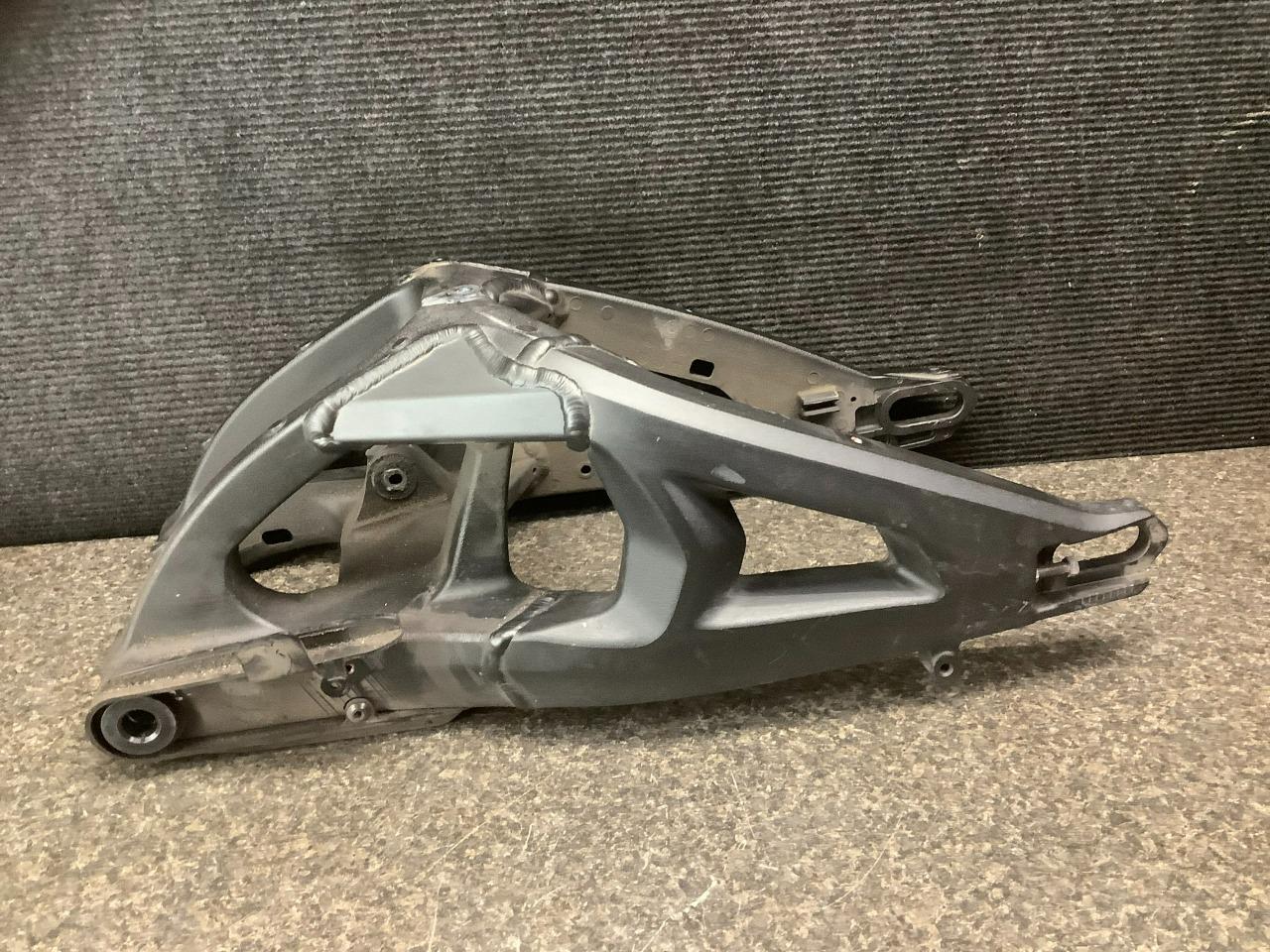 tue 23 Kawasaki Ninja ZX10R ZX-10R Swingarm 56J | eBay