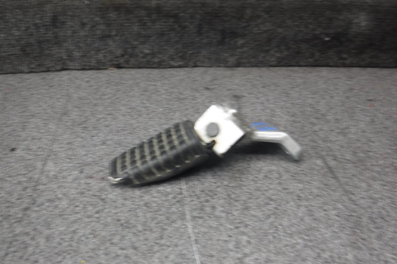 (o^^o)① 05 Kawasaki KL 650 KL650 Right Front Footpeg & Bracket 29B