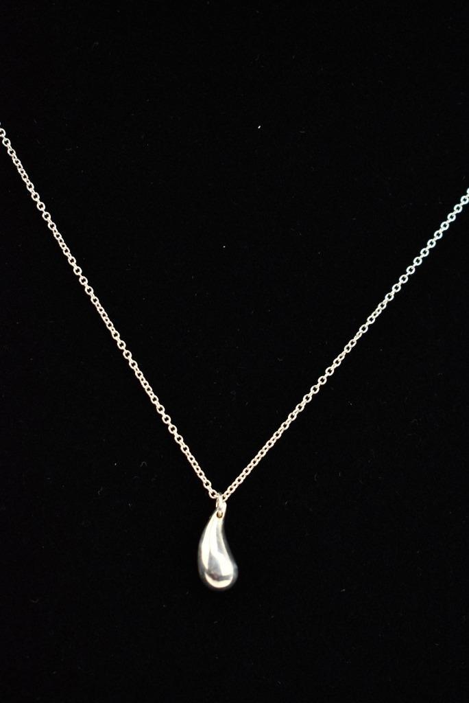 TIFFANY & CO "Elsa Peretti" Sterling Silver "Teardrop" Necklace (oq