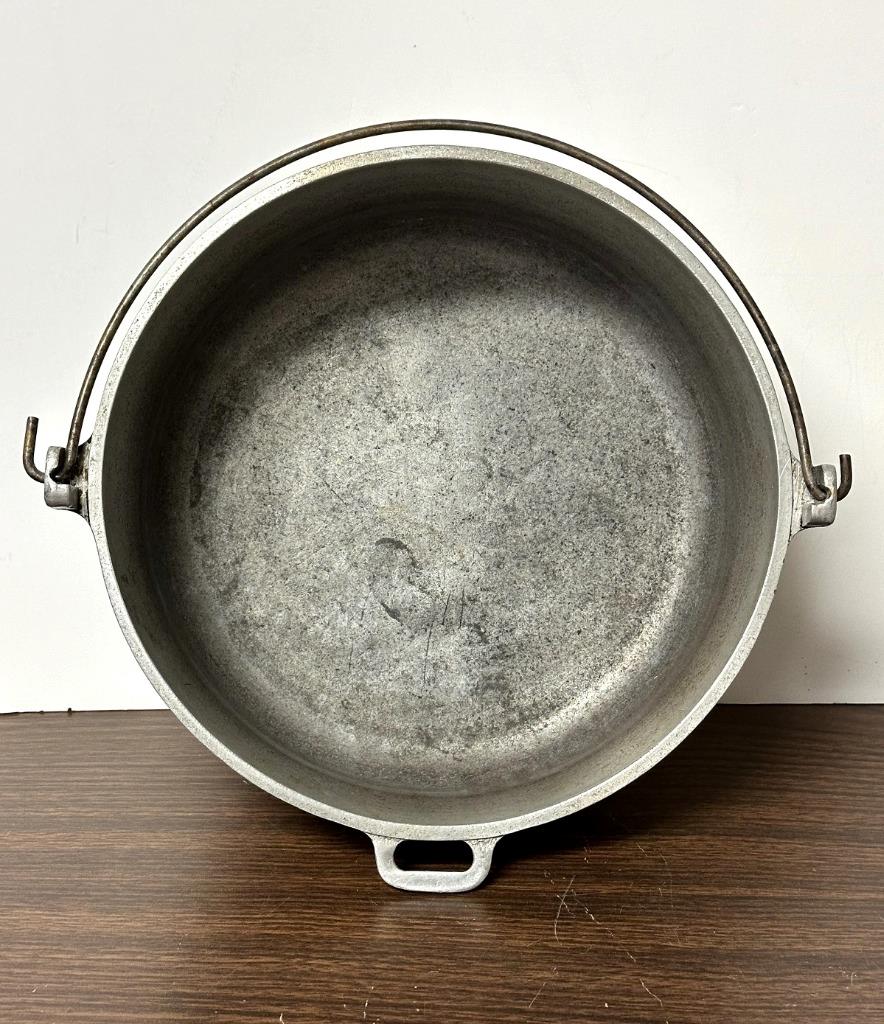 Vintage 4-1/2 Quart Club Aluminum Hammered Pot with Bail