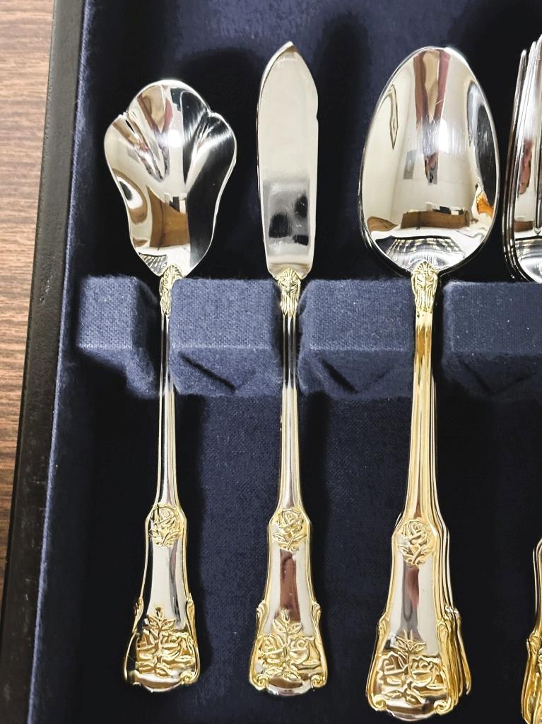 42 Pieces Royal Albert OLD COUNTRY ROSES Service for 8 Flatware