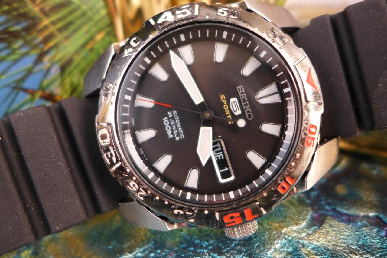 Sporty, Chunky Larger-Size 41mm Black Dial Seiko5 4R36 00G0
