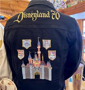 ☆Disneyland☆レディース用 70周年 ロゴ入りウィンドブレーカー ☆Disneyland☆レディース用 70周年 ロゴ入りウィンドブレーカー