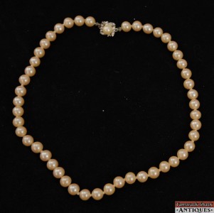 Vintage Marvella Faux Glass Pearl Choker Style Necklace 16