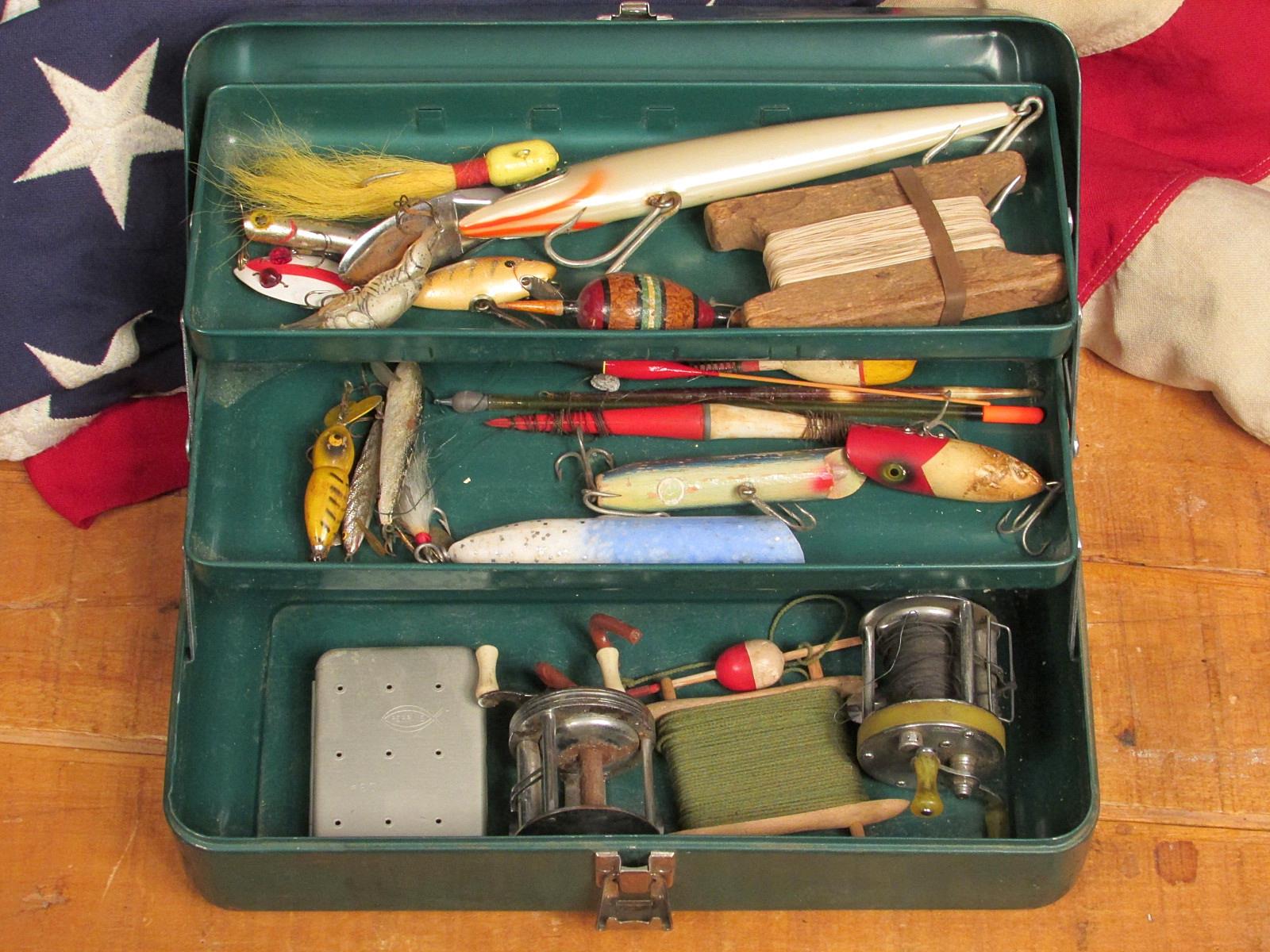 Vintage 1950s Victor Fishing Metal Tackle Box w/Lures Reels Plus