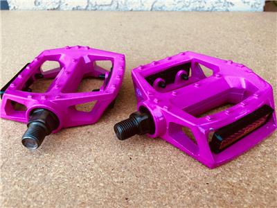 Hot pink mountain bike pedals clearance