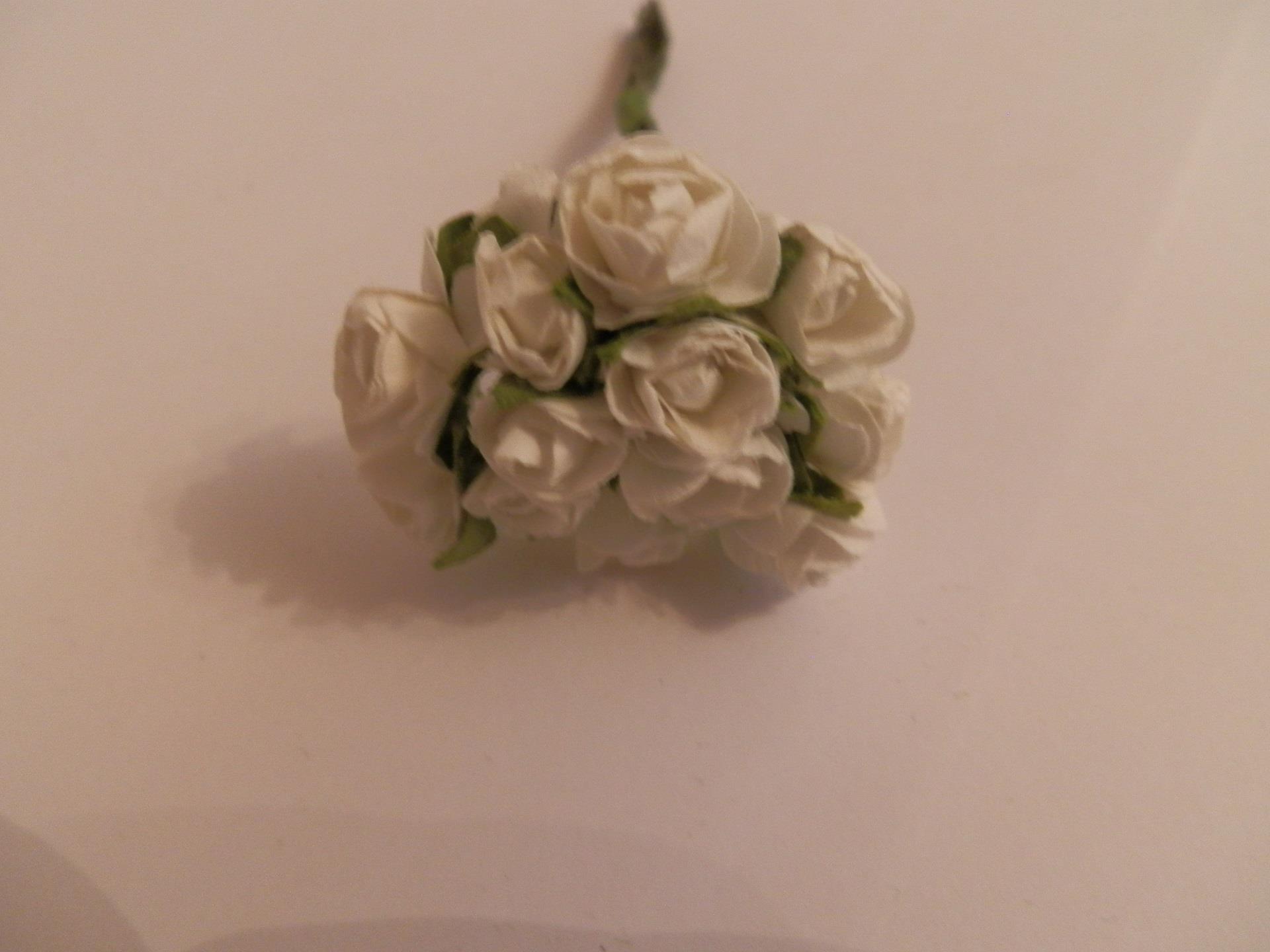 Hermosas rosas abiertas de papel pequeño - racimo de 12 - Imagen 1 de 9