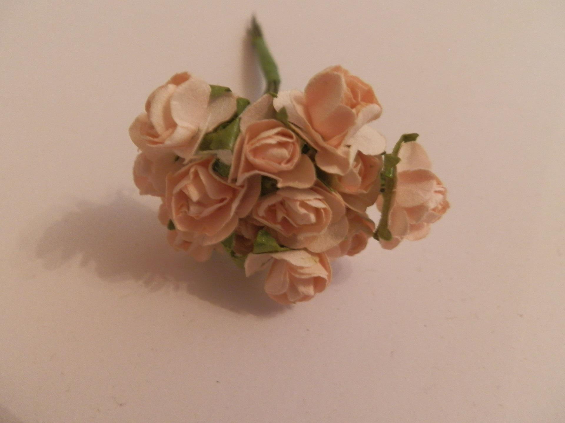 Hermosas rosas abiertas de papel pequeño - racimo de 12 - Imagen 3 de 9