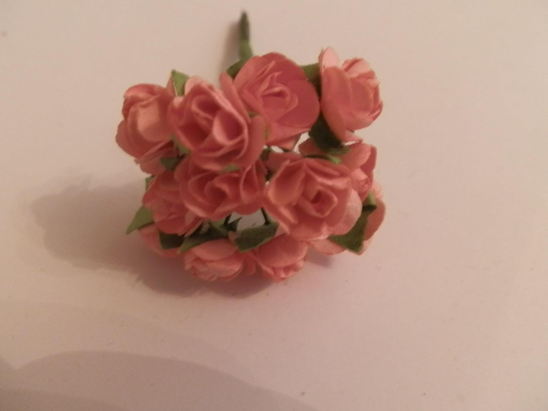 Hermosas rosas abiertas de papel pequeño - racimo de 12 - Imagen 4 de 9