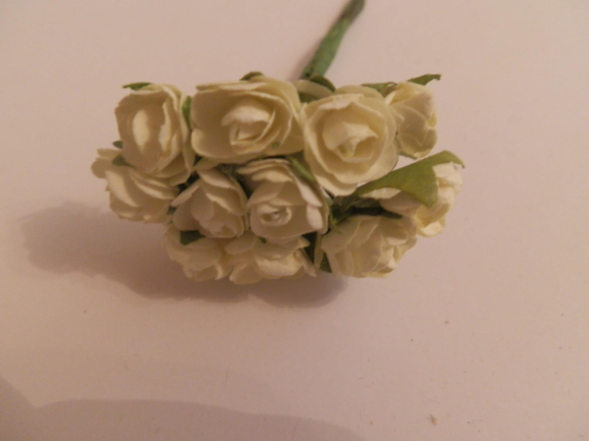 Hermosas rosas abiertas de papel pequeño - racimo de 12 - Imagen 5 de 9