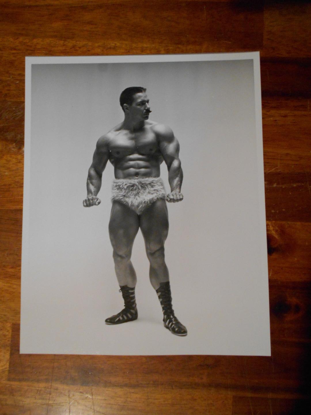 Bodybuilder BILL PEARL muscle posing photo