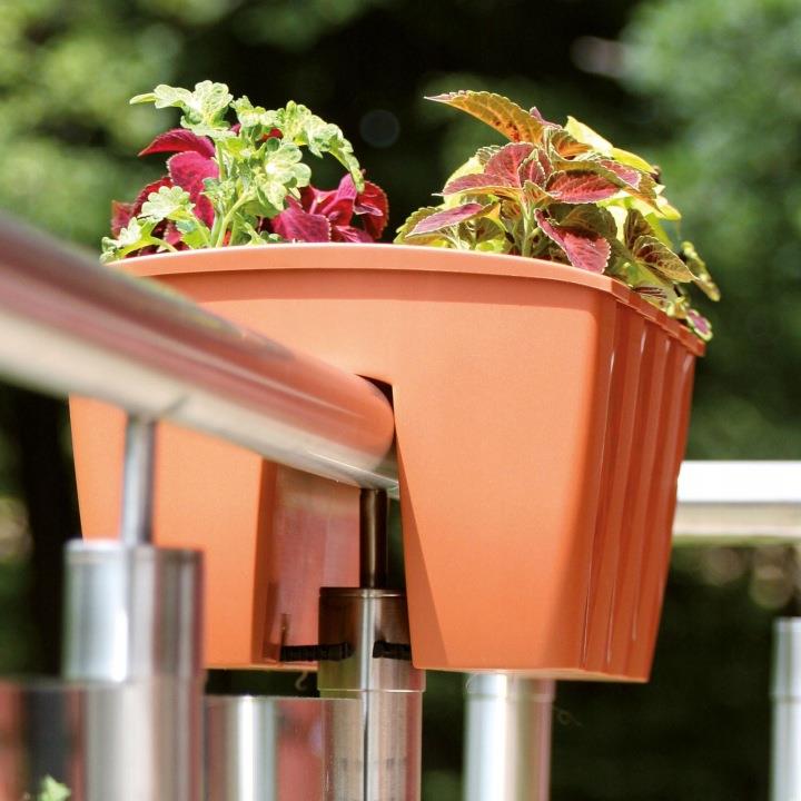 CROWN DCRO400 Terracotta 12L on balcony railing