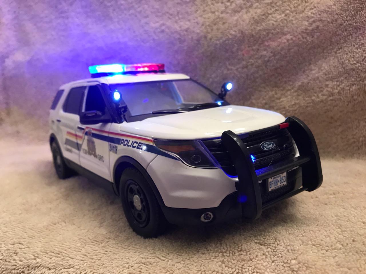 1/18 SCALE RCMP POLICE DIECAST FORD EXPLORER SUV UT WITH WORKING LIGHTS