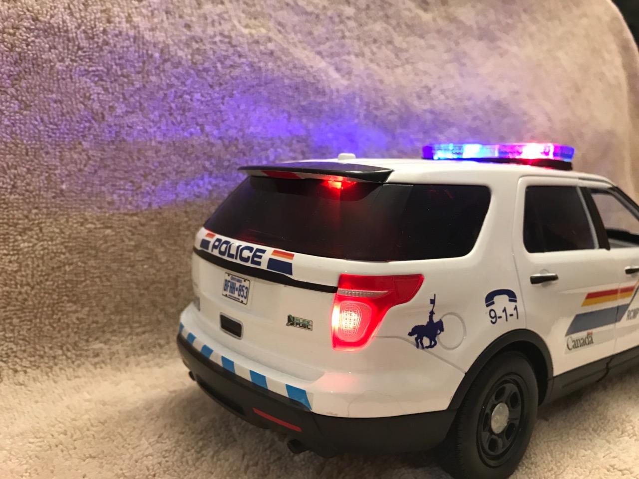 1/18 SCALE RCMP POLICE DIECAST FORD EXPLORER SUV UT WITH WORKING LIGHTS/SIREN eBay
