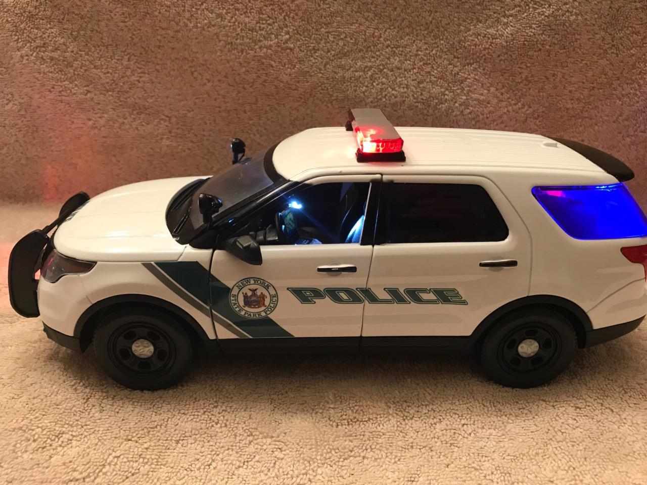 1/18 SCALE DIECAST NEW YORK STATE PK POLICE FORD SUV W/WORKING LIGHTS