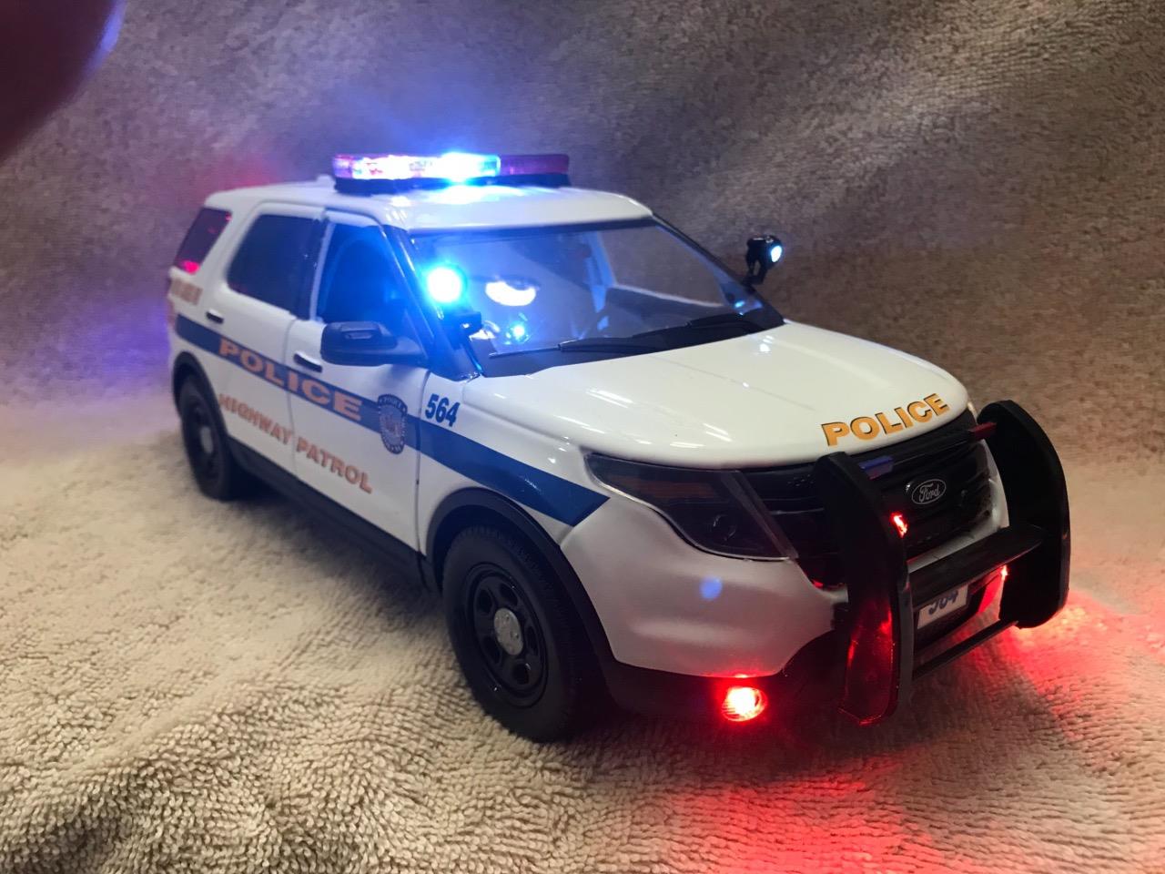 1 18 police cars with working lights