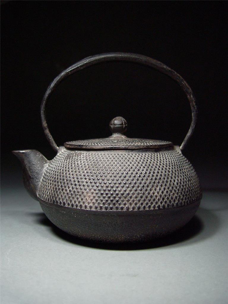 タイ古陶磁 緑釉 刻魚藻文水指 刻花文茶碗 時代箱付 C R7773B A VINTAGE IWACHU JAPANESE TETSUBIN CAST IRON TEAPOT. SIGNED