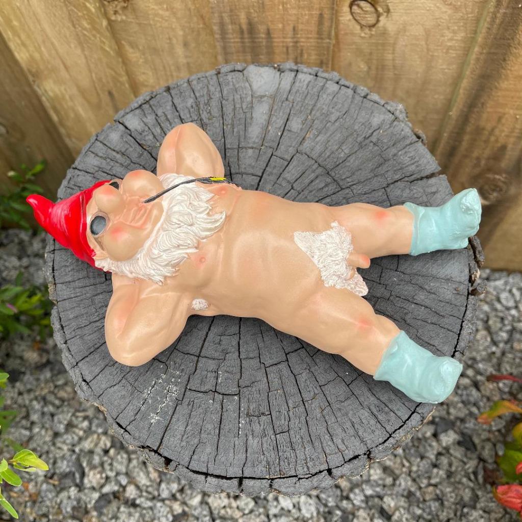 Garden Gnome Naked Nude Gnomes Naughty Laying Down Garden Ornament Statue 25cm - Picture 13 of 14