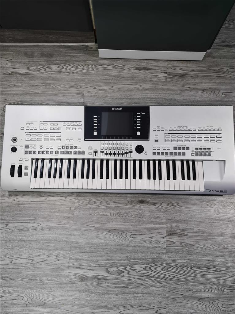 Yamaha Tyros 3 Including Speakers and Music Rest