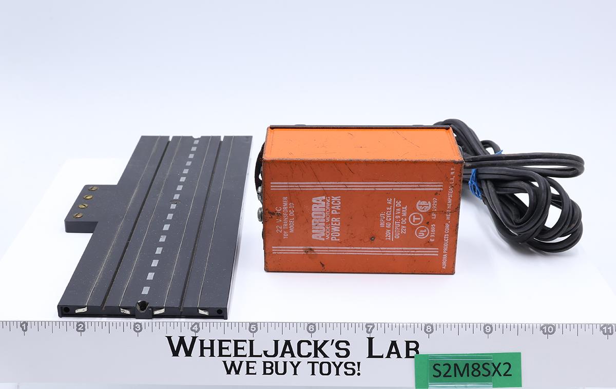 Aurora Model Motoring Power Pack 22V DC Model DC-10 w/9" Straight Terminal Track