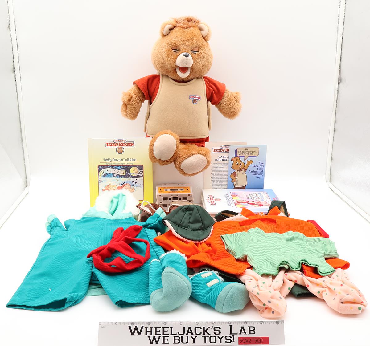 Teddy Ruxpin Cassette Player Worlds of Wonder WOW 1985 Books Outfits Cassettes