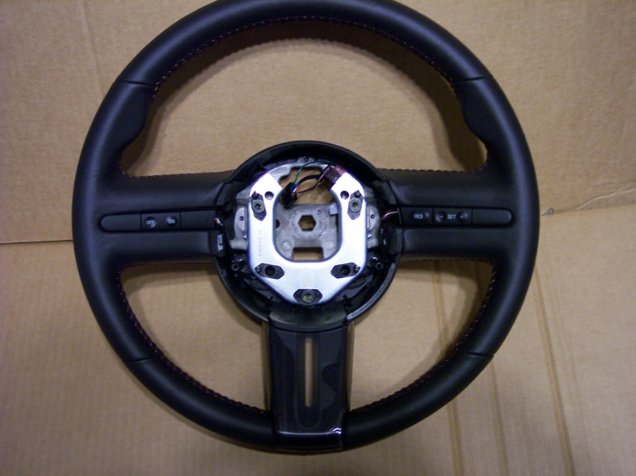 2007 Ford mustang steering wheel emblem #1