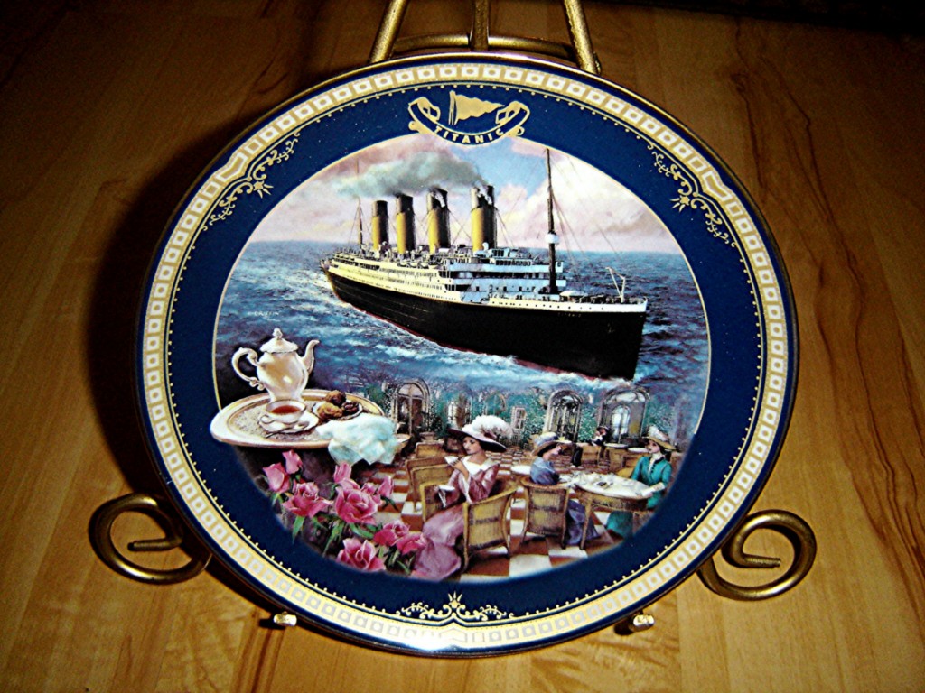 The Cafe Parisien collectible plate Queen of the Ocean