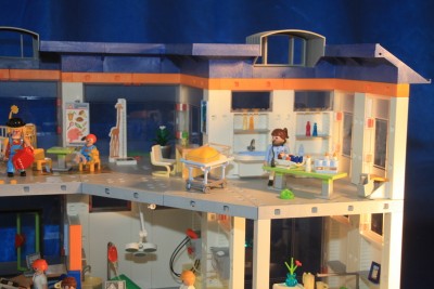 PLAYMOBIL HOSPITAL/CLINIC 4404 - NEARLY COMPLETE WITH ORIGINAL ...