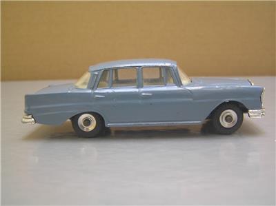 Dinky Toys 186 Mercedes Benz 220 SE made in England 1/43