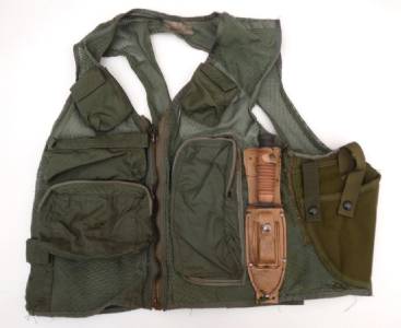 US GI ISSUE SRU-21/P SURVIVAL VEST WITH LOT OF MILITARY ISSUE ITEMS ...