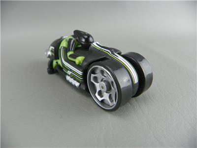 Hot Wheels 2004 1/64 Scale Green Black Pull-Dog Tri