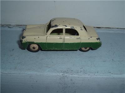 Dinky Toy N°162 - Ford Zephyr Vintage 1/43 - Restauré Couleur Crème Et Vert - Collection