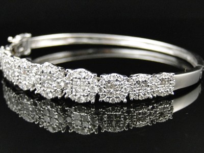 14k Las White Gold Solitaire Look Graduated Diamond Bangle Click To View Supersized Image