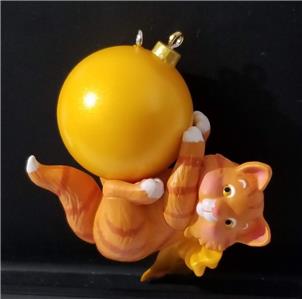 2019 Hallmark Mischievous Kitten Surprise Gold Variant Ornament