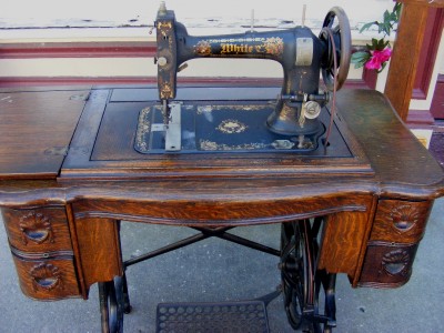 Antique Early 1900s WHITE Brand Treadle Sewing Machine & Cabinet LOTS ...