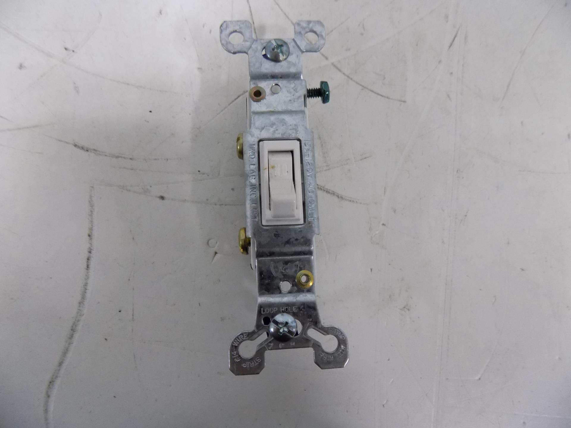 EAGLE ELECTRIC QTY 9 GROUNDING SINGLE POLE SWITCH 15AMP