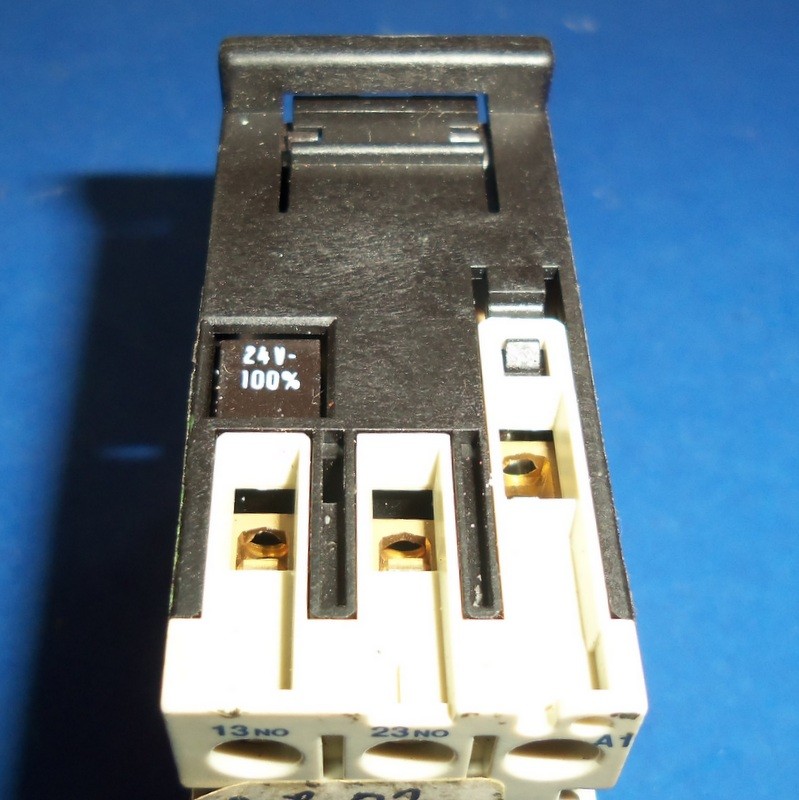 TELEMECANIQUE 24VDC COIL 10A CONTROL RELAY CA3SK20 W// LA4SKC1U *LOT OF 10* *PZF*