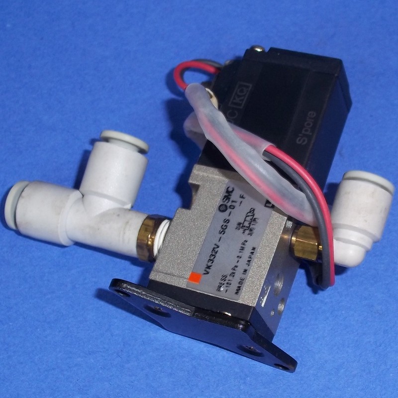 SMC 24VDC DIRECT OPERATED POPPET SOLENOID VALVE W/ (2) FITTINGS, VK332V