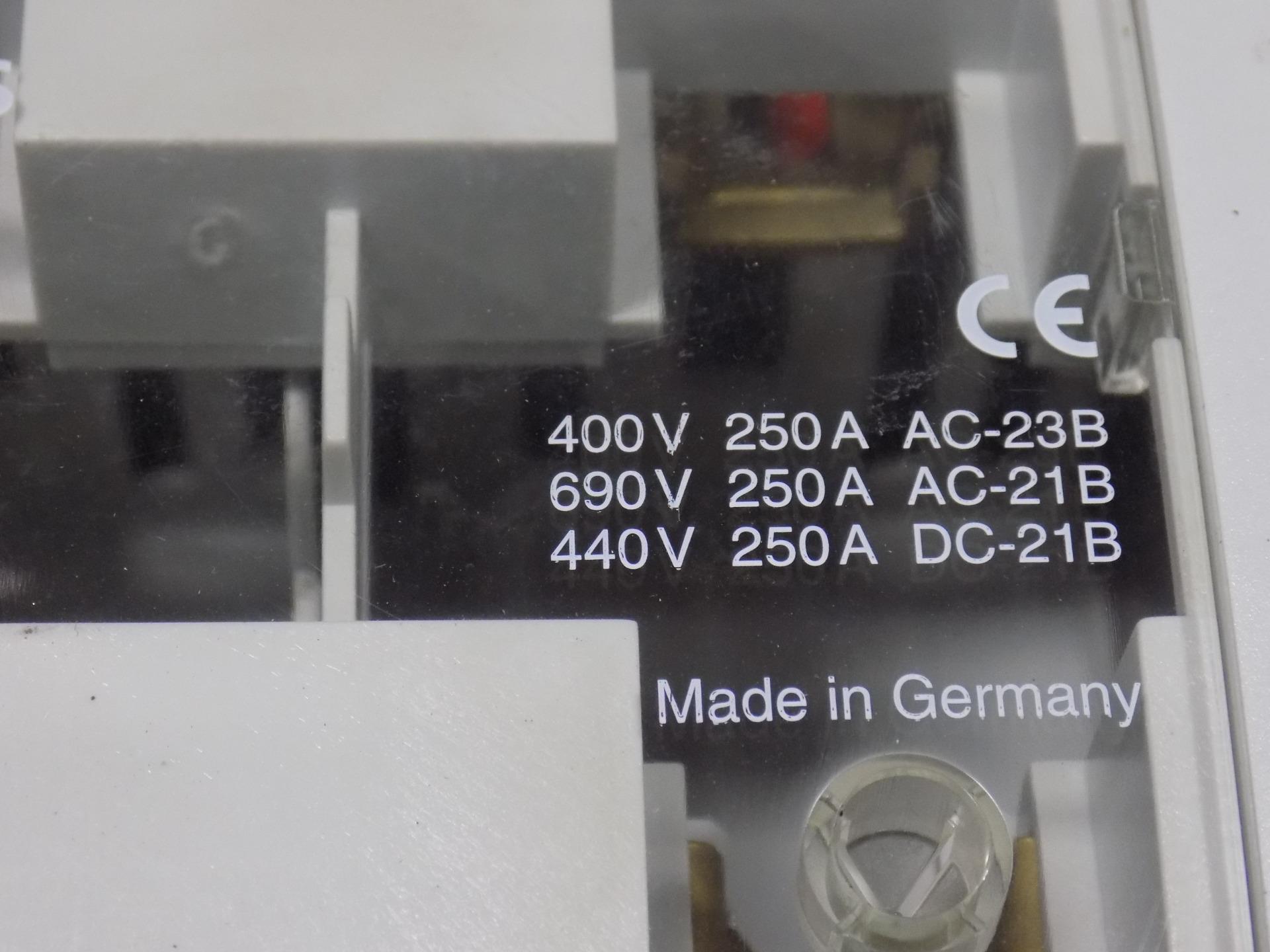 SIEMENS 250 AMP FUSE SWITCH DISCONNECT 3NP 427. LS*JCH.01.07.2017*  SHELF*51-1732(1)* JOBCODE*ILL101116* LS*JCH.01.18.2017* SHELF*51-446(1)*