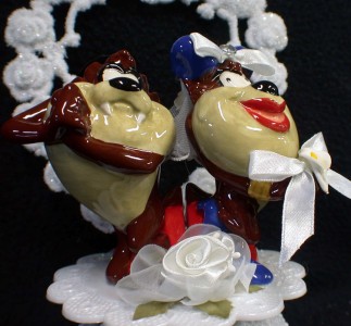 Tasmanian Devil Taz Wedding Cake Topper Lot Glasses Server Guest