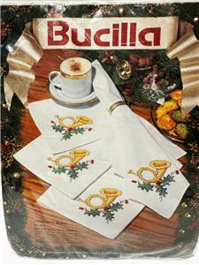 Bucilla Kreuzstich-Servietten-Set „Weihnachtsmusik“ | 8 Stück | 35,6 X 35,6 Cm | Inkl. Garn & Nadel