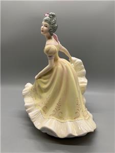   ロイヤルドルトンNinette Royal Doulton Ninette Figurine Pretty Ladies Yellow Dress HN4717
