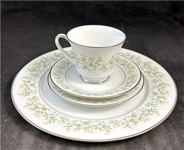 Noritake Savannah Platinum Trim and Floral Rim 4 Piece Place